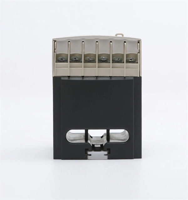 Wiring configuration of circuit breakers in residential distribution boxes