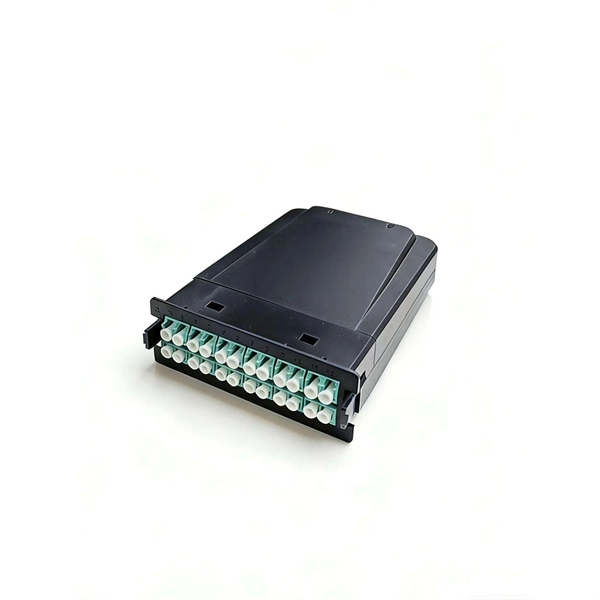 One-in-three-out optical cable junction box